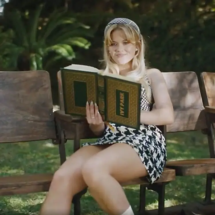 آوا فیلیپ دختر بازیگر برنده اسکار ریس ویترسپون موی طلایی و کتاب خوانی - دامن کوتاه مینیژوپ - استایY2K